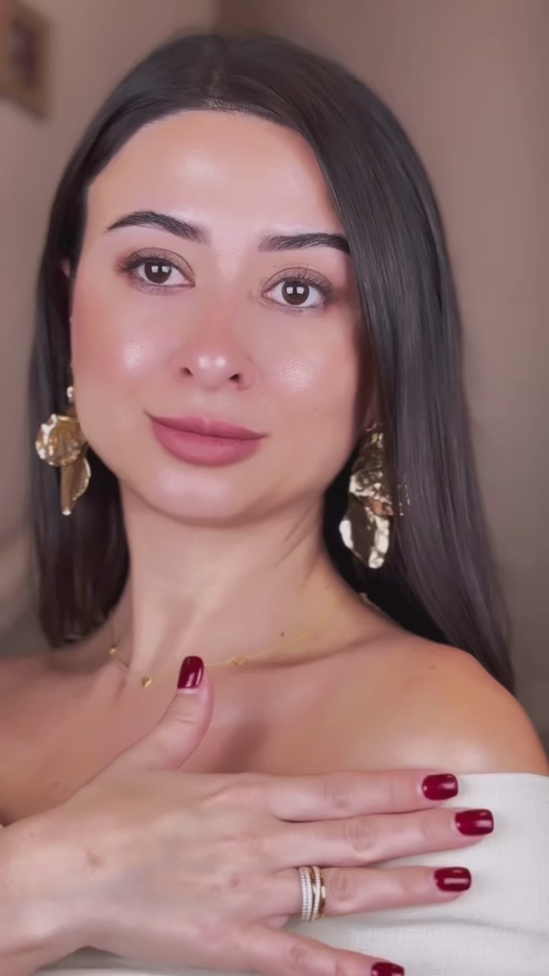 Model using CFFINDER Body Glow&Shimmer on collarbones and shoulders  to achieve an instant sun-kissed radiant glow.