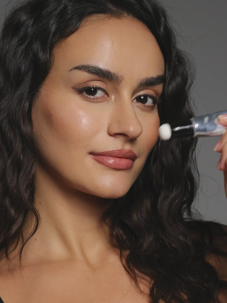 The model applied CFFinder's Body Shimmer to her cheekbones; After application, the cheekbones appear luminous and translucent, with a subtle rose gold shimmer that enhances the overall complexion.