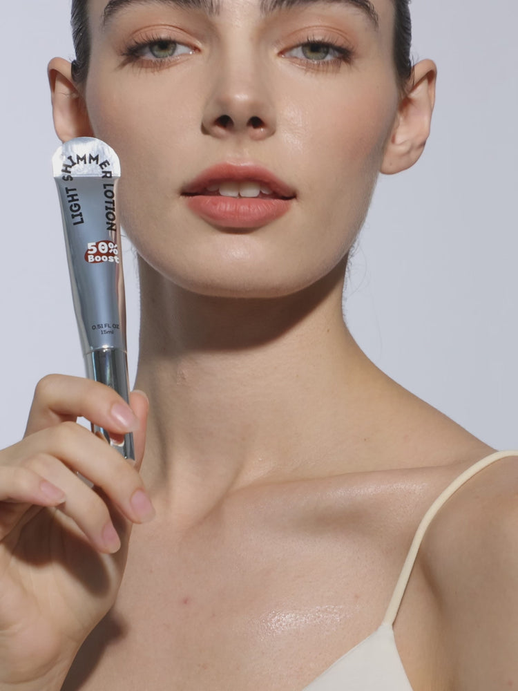 The model applied cffinder body shimmer to her shoulders, contrasting the lightweight shimmer of the treated area with its previous dullness.